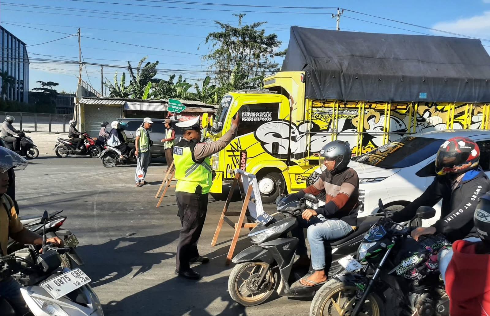 2 truk ambles ban di proyek Jalan Brigjend Sudiarto (instagram: @polsekpedurungan)