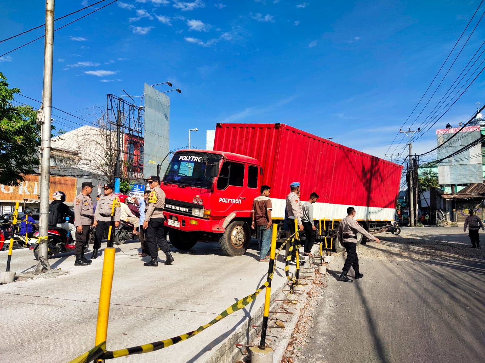 Truk tronton terperosok di simpang Soekarno Hatta-Brigjend Sudiarto (foto: Polsek Pedurungan)