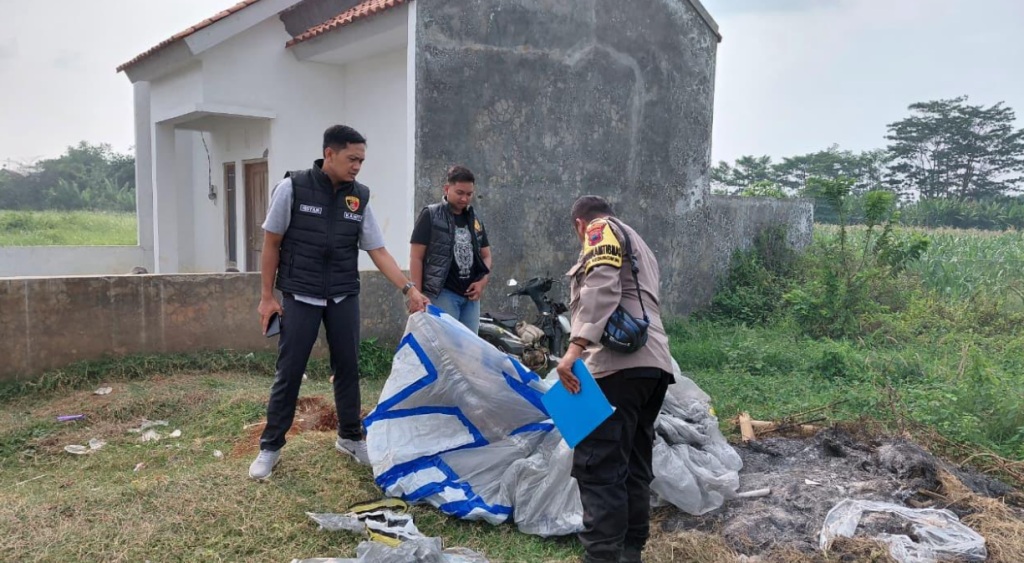 Balon udara bertuliskan "Remaja Mumet" tersangkut di tiang listrik, Jumat 22 Agustus 2025 (foto: Polres Pekalongan)