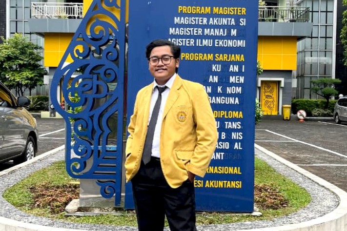 Rizky Indra Kramat, mahasiswa FEB Unsoed yang lulus tanpa skripsi (foto: Humas Undsoed) Rizky Indra Kramat, mahasiswa FEB Unsoed yang lulus tanpa skripsi (foto: Humas Undsoed)