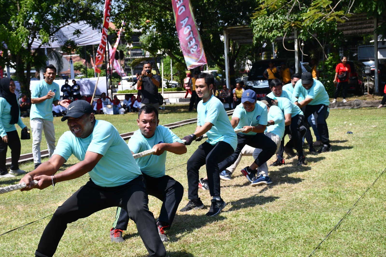 Lomba tarik tambang