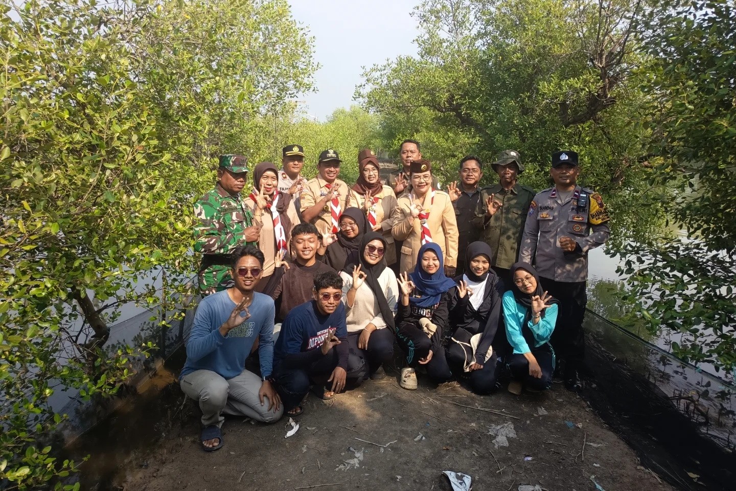 Pramuka Kota Semarang tanam mangrove di Pantai Tirang Kecamatan Tugu, Kamis 14 Agustus 2025 (foto: Polsek Tugu)