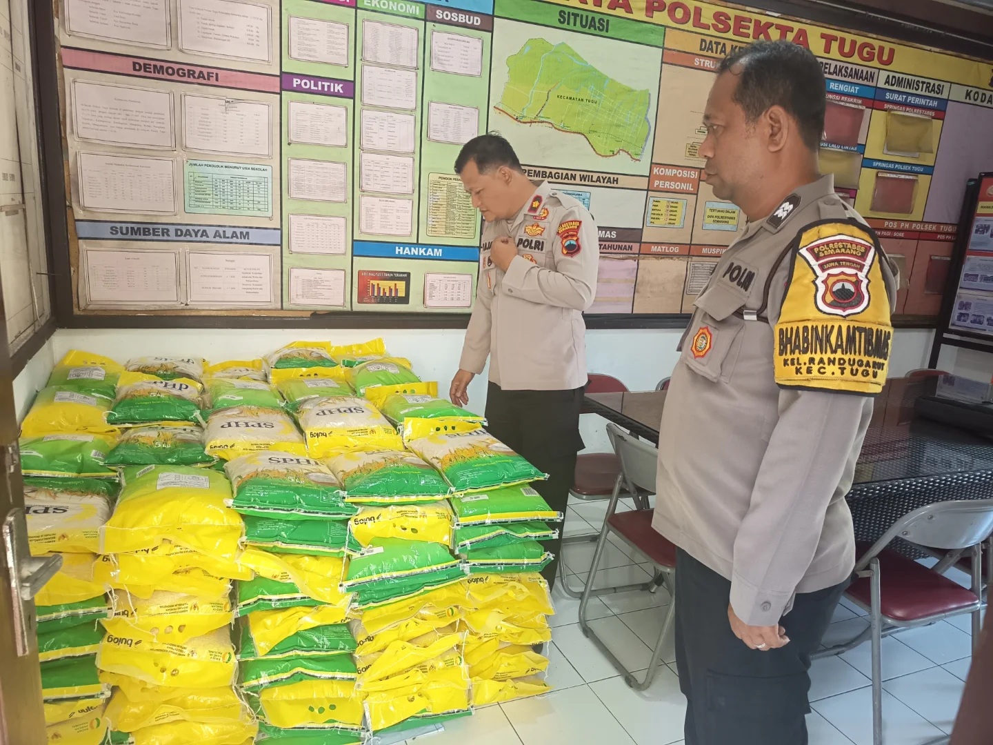 Polisi menyalurkan beras murah ke masyarakat Kota Semarang (foto: POlsek Tugu)