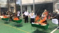 Kejari Demak musnahkan barang bukti tindak pidana, Rabu 24 September 2025 (foto: Pemkab Demak)