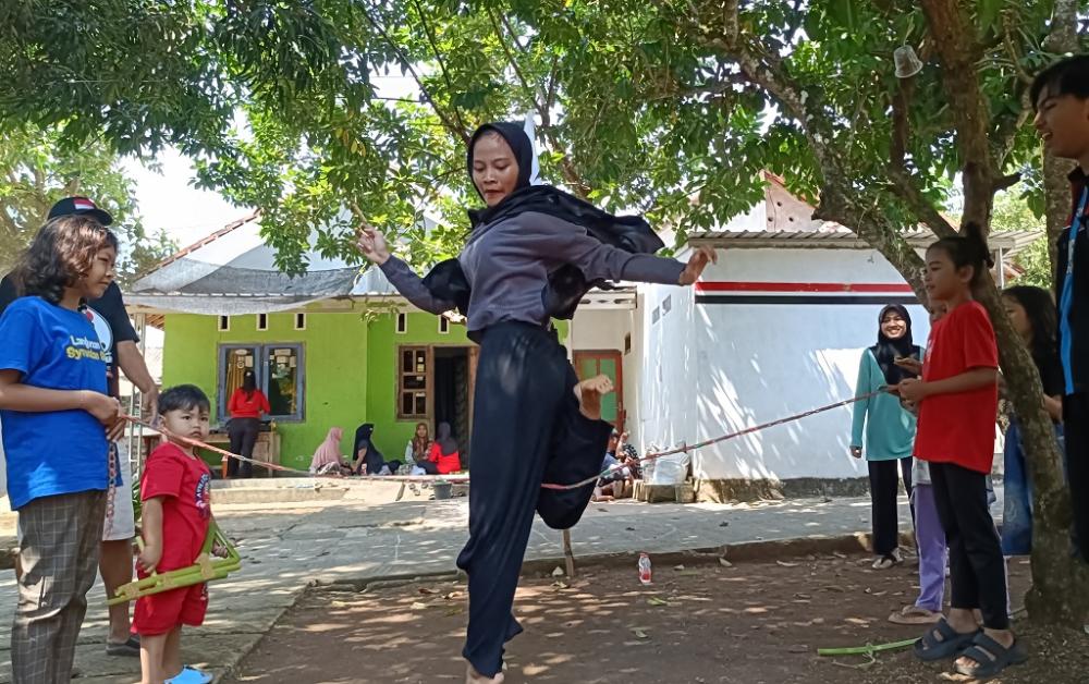 Gen Z dikenalkan permainan tradisional (foto: Pemkab Batang) Gen Z dikenalkan permainan tradisional (foto: Pemkab Batang)