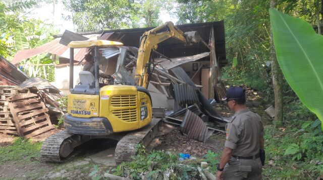 Satpol PP robohkan bangunan diatas lahan pemkot semarang (matasemarang.com/Lia Dina)