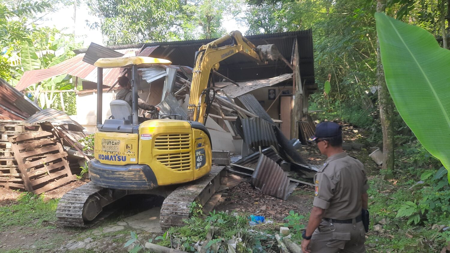 Satpol PP robohkan bangunan diatas lahan pemkot semarang (matasemarang.com/Lia Dina)