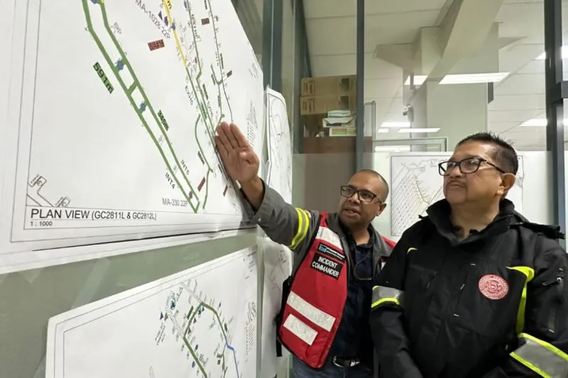 Presiden Direktur PT Freeport Indonesia mendengarkan penjelasan dari salah satu pimpinan tambang bawah tanah soal upaya penyelamatan tujuh pekerja yang masih terjebak di area tambang bawah tanah Grasberg Block Cave (GBC) Tembagapura, Mimika, Papua Tengah. ANTARA/HO-PT Freeport Indonesia