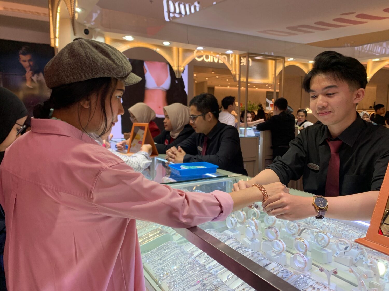 pengunjung booth pameran Toko Emas Bunga Tanjung di DP Mall Semarang. (matasemarang.com/Lia Dina)
