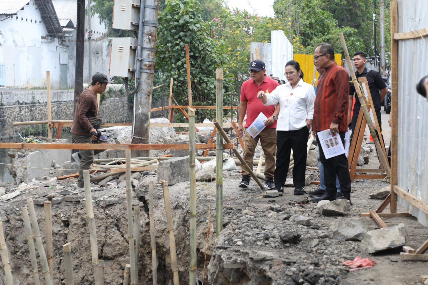Wali Kota Semarang mneinjau pembangunan rumah pompa petudungan (matasemarang.com/Lia Dina)