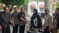 Wulandari menerima hadiah utama mobil dalam acara Semargres 2025 (matasemarang.com/Lia Dina) Wulandari menerima hadiah utama mobil dalam acara Semargres 2025 (matasemarang.com/Lia Dina)