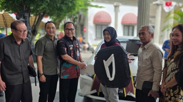 Wulandari menerima hadiah utama mobil dalam acara Semargres 2025 (matasemarang.com/Lia Dina)