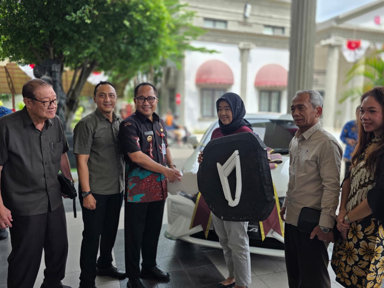 Wulandari menerima hadiah utama mobil dalam acara Semargres 2025 (matasemarang.com/Lia Dina)
