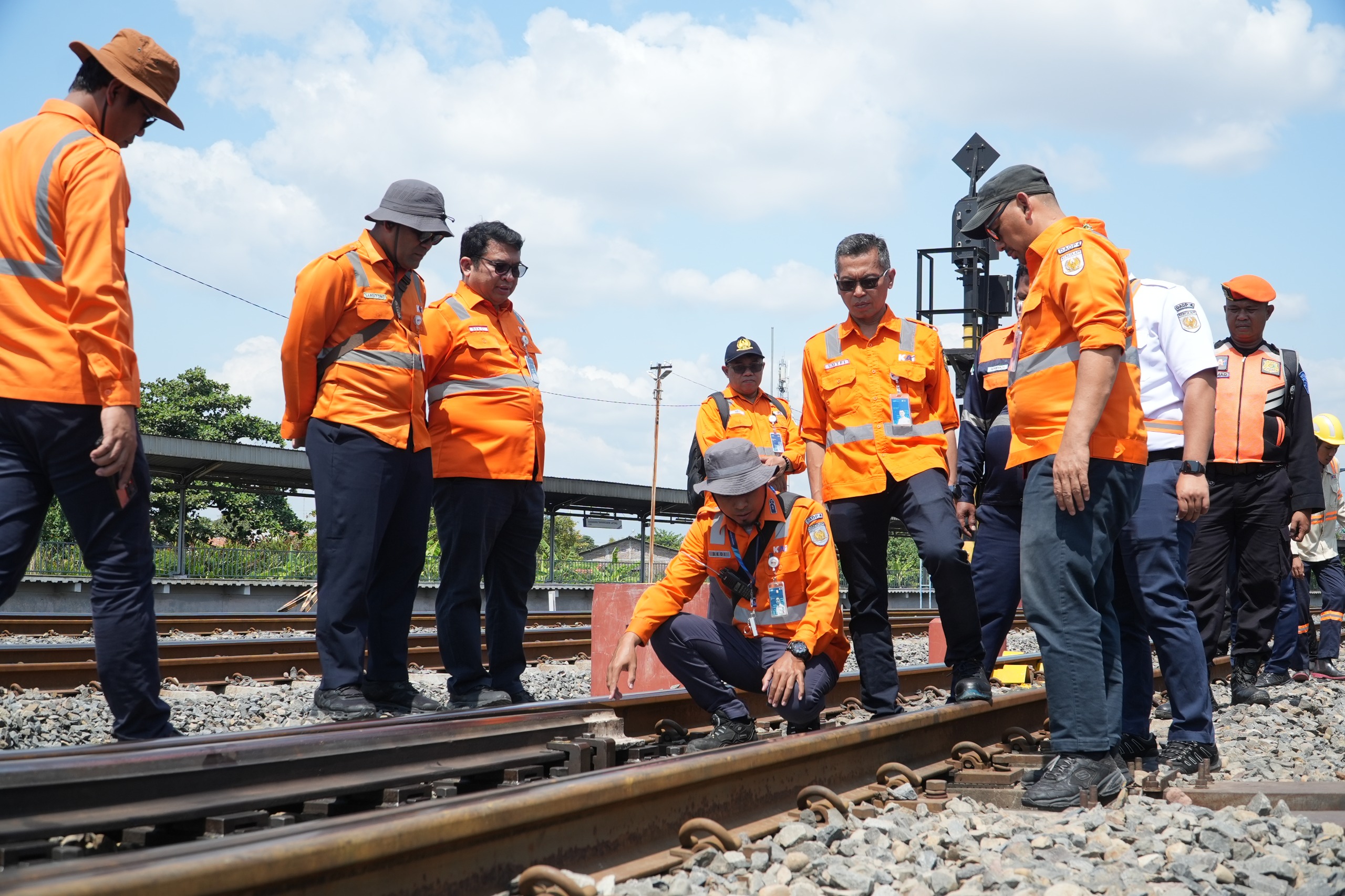 KAI Daop 4 Semarang melakukan pengecekan jalur kereta api (matasemarang.com/Lia Dina)