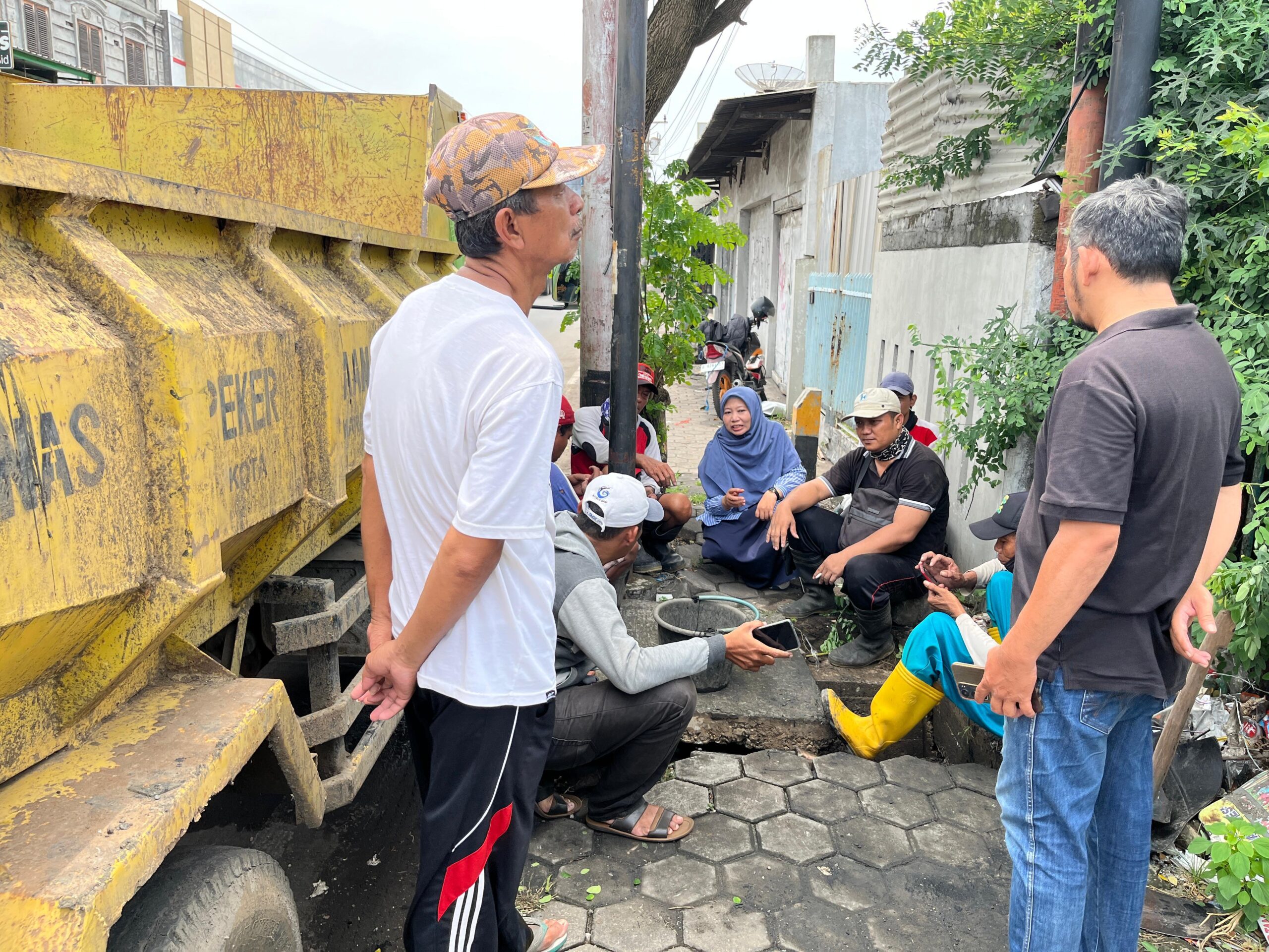 Anggota DPRD Kota Semarang cek langsung saluran mampet (matasemarang.com/Lia Dina)