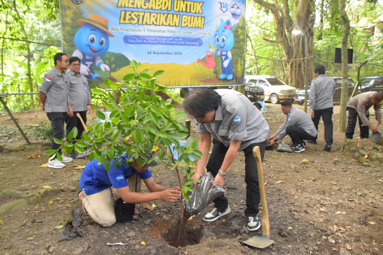 PDAM menanam tanaman untuk menjaga sumber mata air (matasemarang.com/Lia Dina)