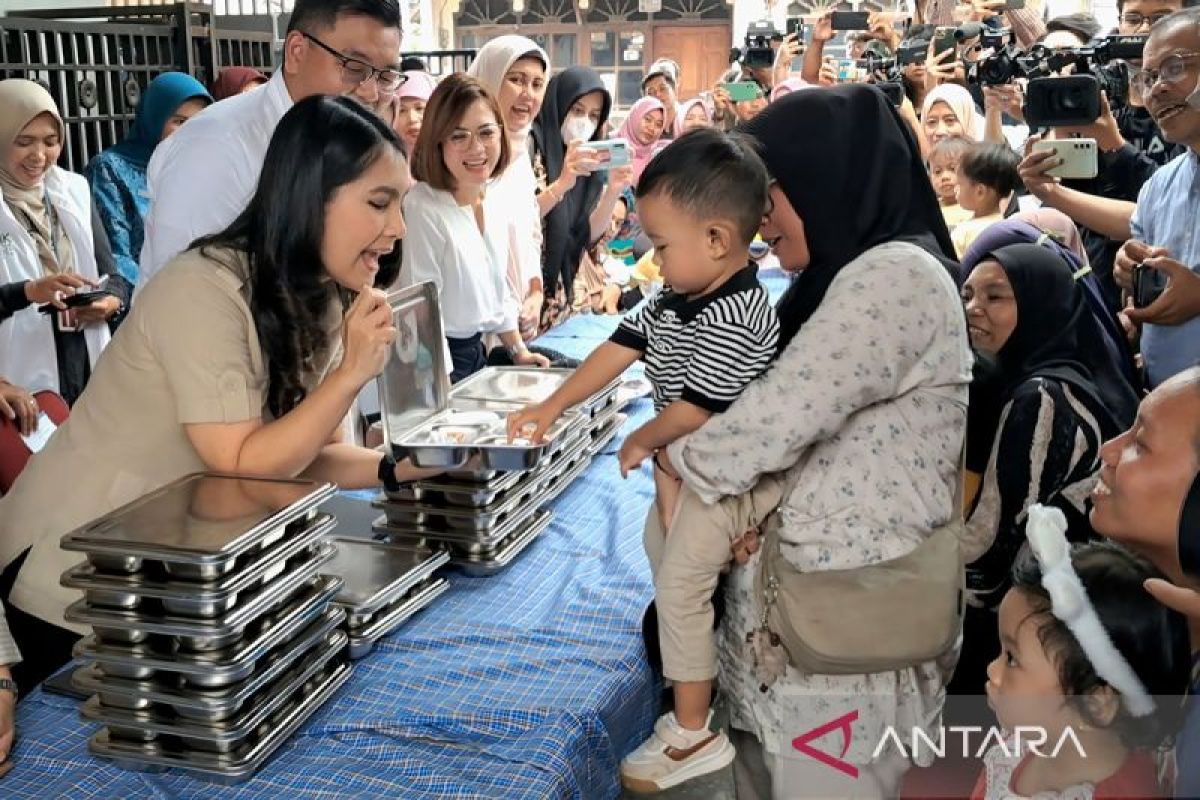 Isyana-Bagoes-Oka-Makan-Bergizi-Gratis_Gallery_1