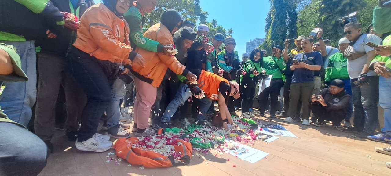 Tabur bunga dan doa bresama untuk Affan Kurniawan di Semarang. (matasemarang.com/Lia Dina)