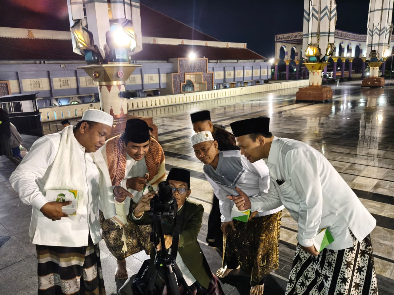 Jemaah salat khusuf mengamati gerhana bulan di MAJT (foto: Humas MAJT)