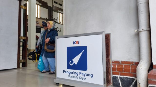 tempat meletakkan payung di stasiun (matasemarang.com/Lia Dina)