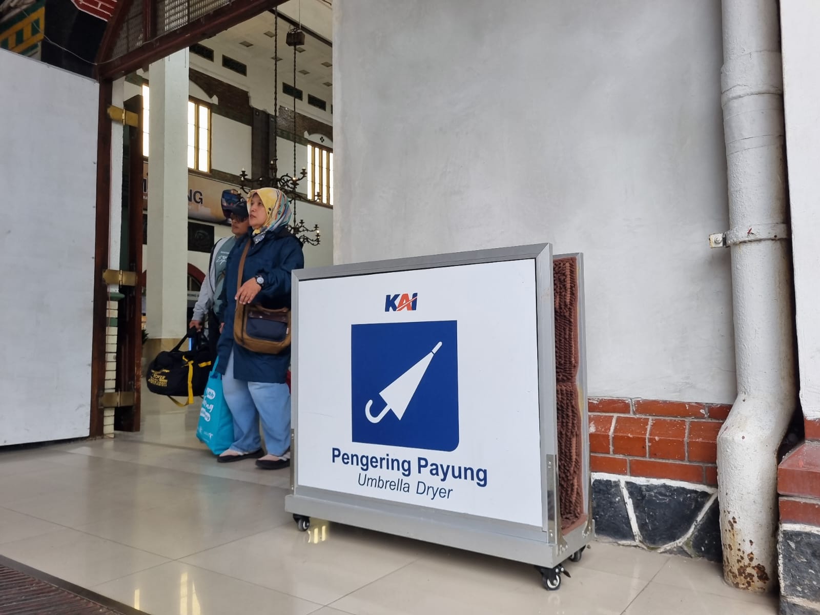 tempat meletakkan payung di stasiun (matasemarang.com/Lia Dina)