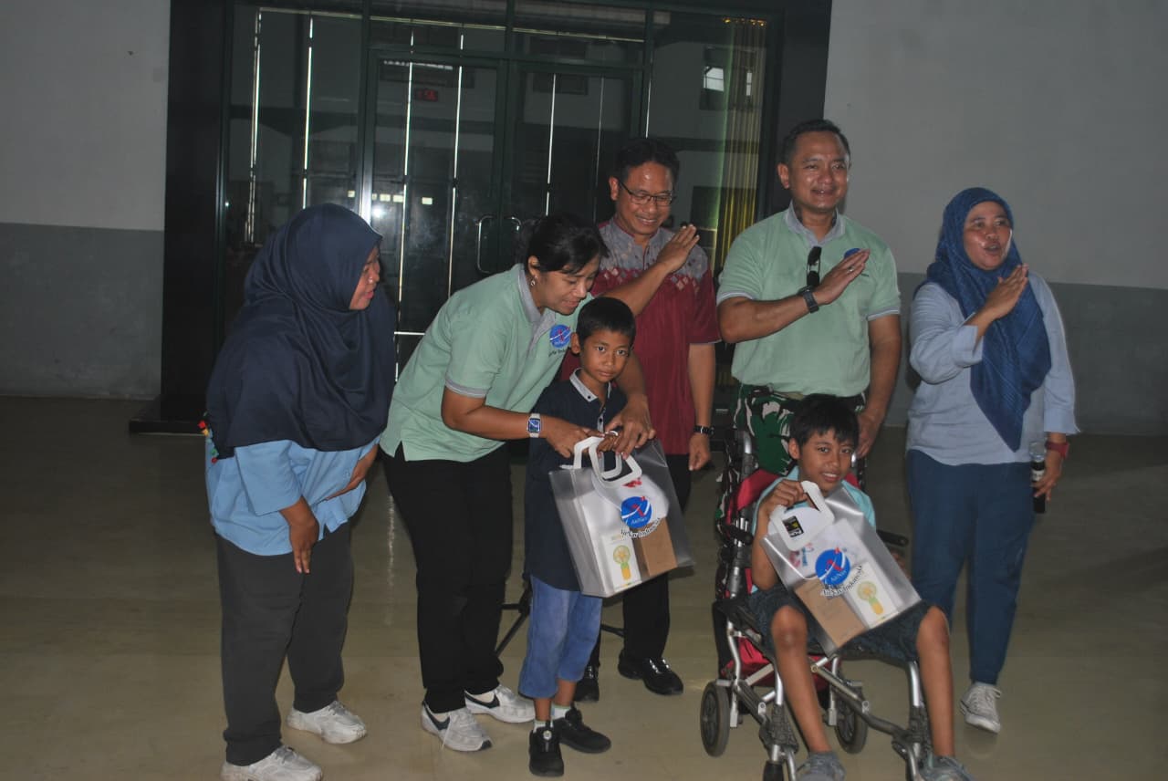 AirNav Cabang Semarang mengajak anak-anak penyandang disabilitas melihat Helikopter Aphace (AirNav Semarang)