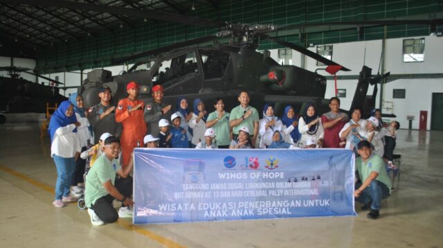 AirNav Cabang Semarang mengajak anak-anak penyandang disabilitas melihat Helikopter Aphace (AirNav Semarang)