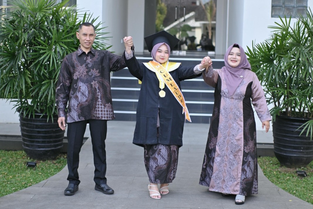 Hafizhah Almas Shabrina Putri lulus Sastra Jepang Unsoed (foto: Humas Unsoed)