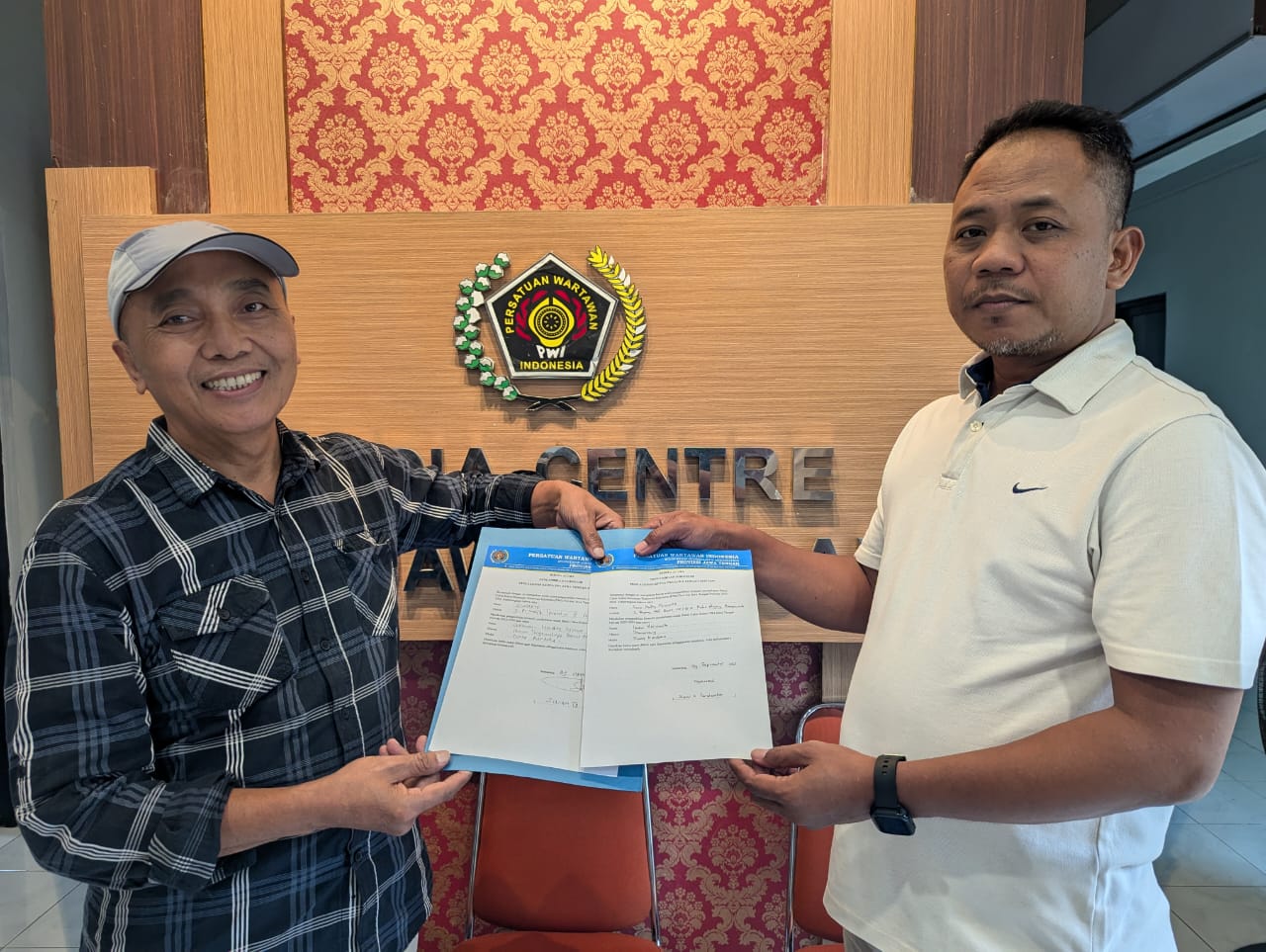 Ketua Panitia Konferprov Achmad Zaenal Muttaqin dan Sekretaris Alkomari saat menunjukkan dua berita acara pengambilan formulir pencalonan ketua PWI Jateng periode 2025-2030
