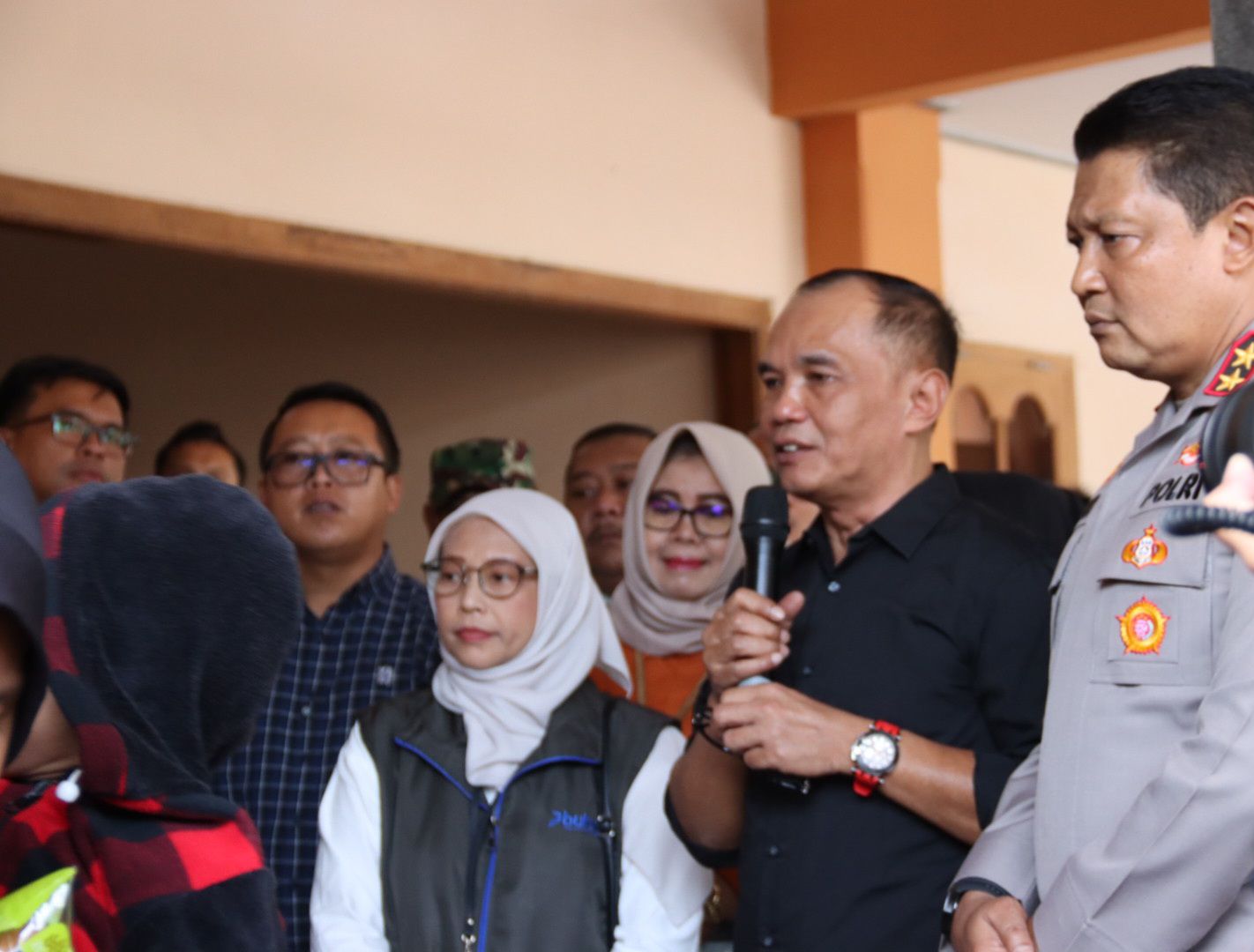 Ketua DPRD Jateng Sumanto saat mengikuti acara Panen Raya Jagung Serentak Kuartal III Tahun 2025 di Desa Ngijo, Kecamatan Tasikmadu, Kabupaten Karanganyar