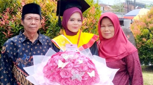Rizky Setyaningsih lulus dengan IPK tertinggi di FH (foto: Humas Unsoed)