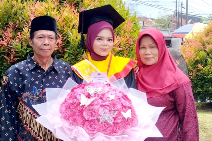 Rizky Setyaningsih lulus dengan IPK tertinggi di FH (foto: Humas Unsoed)