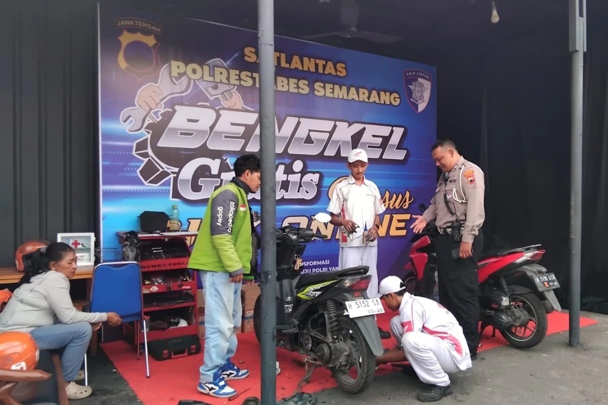 Bengkel gratis untuk ojol di Simpang Lima Semarang (foto: Polrestabes Semarang)
