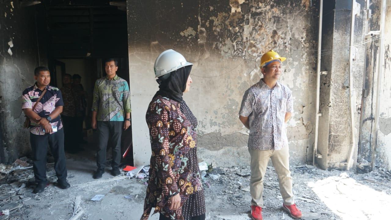 Wali Kota Pekalongan saat meninjau dampak kerusakan aksi anarkis pada 30 Agustus 2025 (foto: Pemkot Pekalongan)