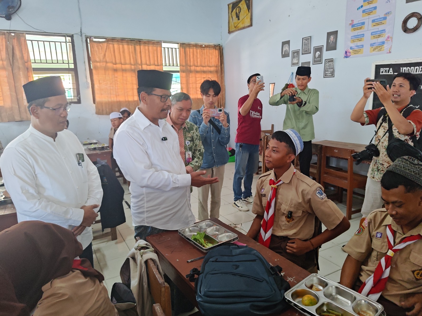 Bupati Rembang Harno memantau distribusi (foto: Pemprov Jateng)