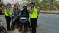 Polisi mengingatkan pengendara sepeda motor agar tak lawan arus (foto: Polsek Tugu)