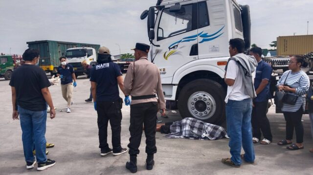 Penemuan mayat pria di area parkir truk bekas Terminal Terboyo, Senin 8 September 2025 (foto: Polsek Genuk)