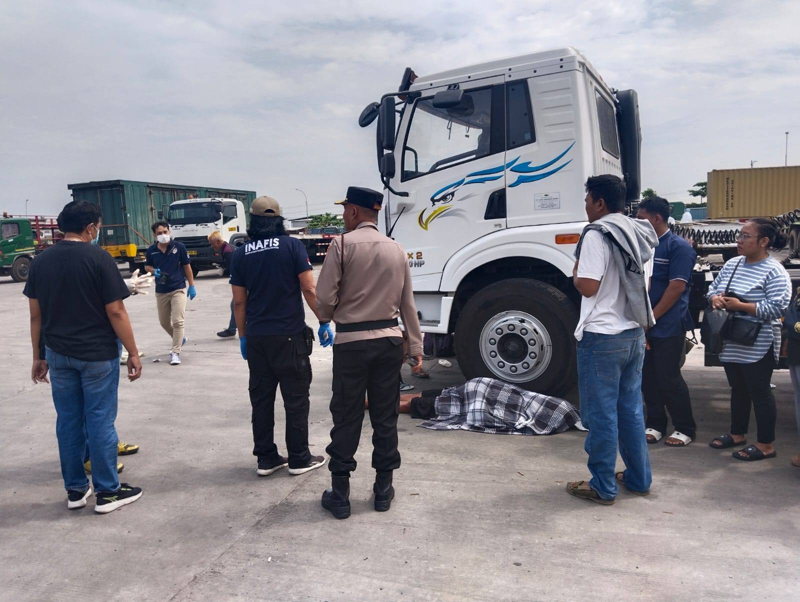 Penemuan mayat pria di area parkir truk bekas Terminal Terboyo, Senin 8 September 2025 (foto: Polsek Genuk) Penemuan mayat pria di area parkir truk bekas Terminal Terboyo, Senin 8 September 2025 (foto: Polsek Genuk)