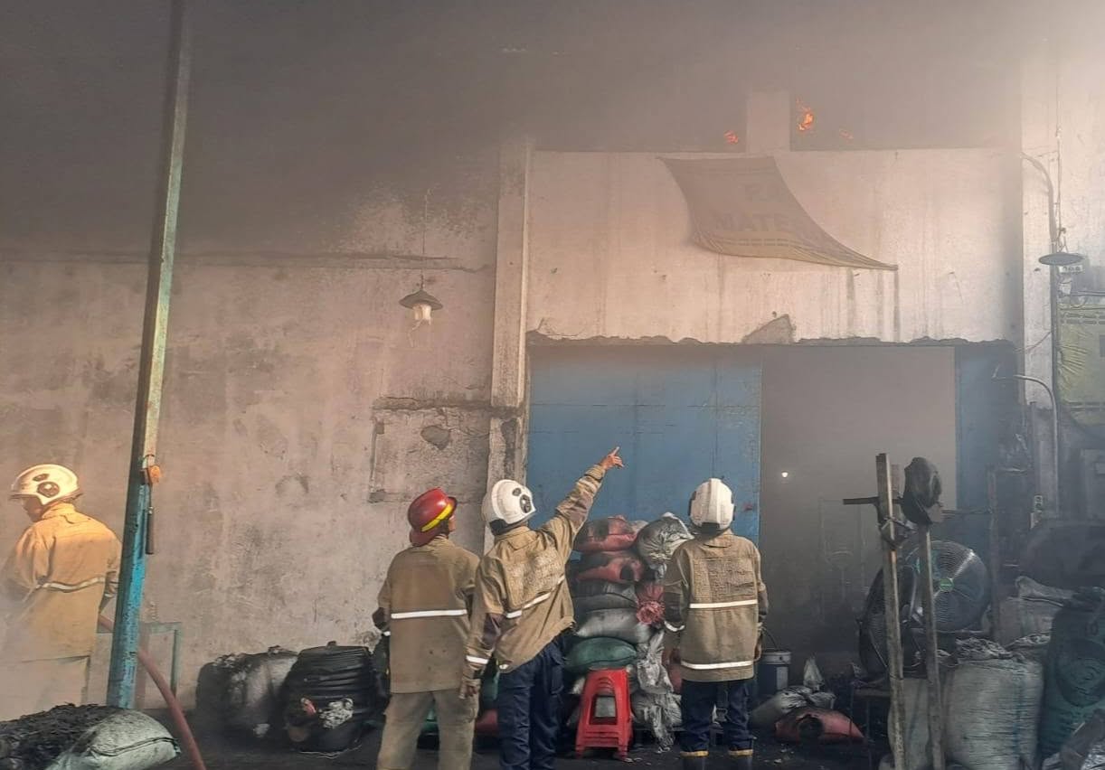 Kebakaran gudang briket di Genuk 25 September 2025 (foto: Polsek Genuk)