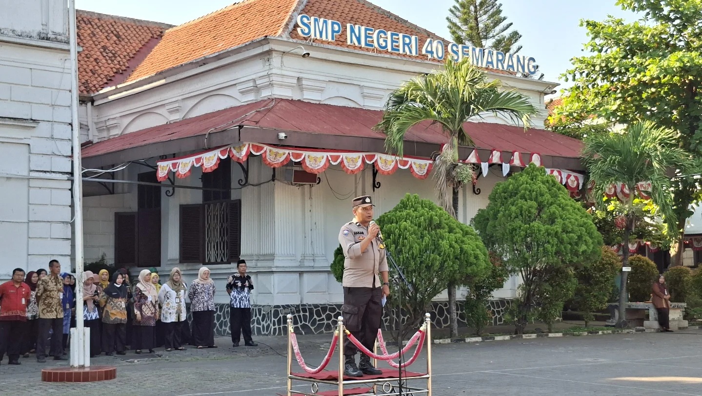 Polisi jadi pembina upacara di sejumlah sekolah di Kota Semarang (foto: Polsek Semarang Selatan)