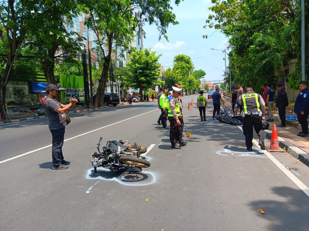 Polisi olah TKP kecelakaan yang menewaskan mahasiswa Unnes Iko Juliant Junior (foto: Polda Jateng) Polisi olah TKP kecelakaan yang menewaskan mahasiswa Unnes Iko Juliant Junior (foto: Polda Jateng)