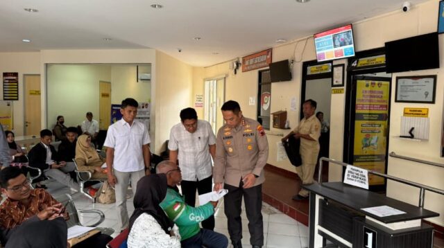 Kapolrestabes Semarang Kombes Pol M Syahduddi saat meninjau ruangan pelayanan SKCK (foto: Polrestabes Semarang)