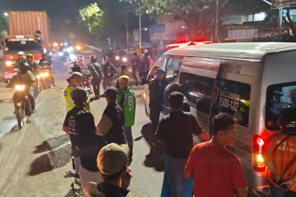 Seorang pria mengalami luka berat saat terjatuh di Jalan Brigjend Sudiarto Senin 8 September 2025 malam (foto; Polsek Pedurungan)