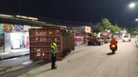 Boks truk kontainer jatuh di Jalan Arteri Soekarno Hatta (foto: Polsek Pedurungan)