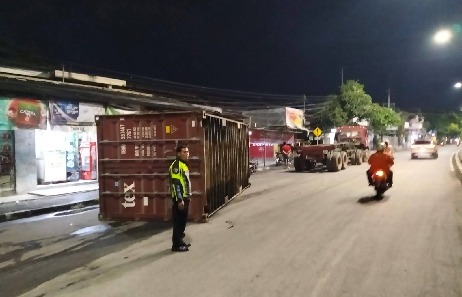 Boks truk kontainer jatuh di Jalan Arteri Soekarno Hatta (foto: Polsek Pedurungan)