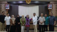 Komisi C memberikan cendera mata kepada Pemkab Tegal di Slawi (DPRD Jateng) Komisi C memberikan cendera mata kepada Pemkab Tegal di Slawi (DPRD Jateng)