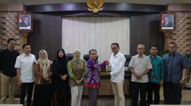 Komisi C memberikan cendera mata kepada Pemkab Tegal di Slawi (DPRD Jateng)
