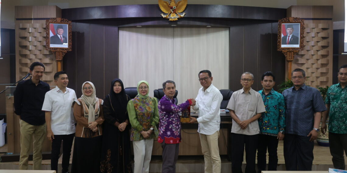 Komisi C memberikan cendera mata kepada Pemkab Tegal di Slawi (DPRD Jateng)