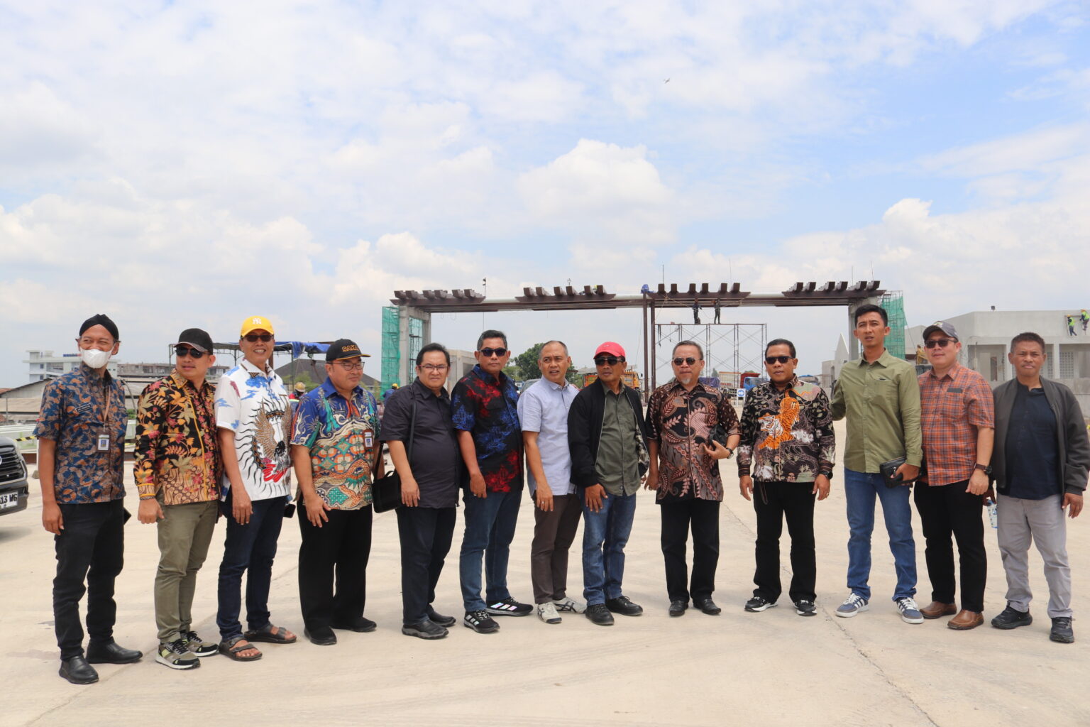 Anggota DPRD Jateng meninjau exit tol daerah Purwomartani, Sleman pada Jumat, 19 September 2025 (foto: DPRD Jateng)