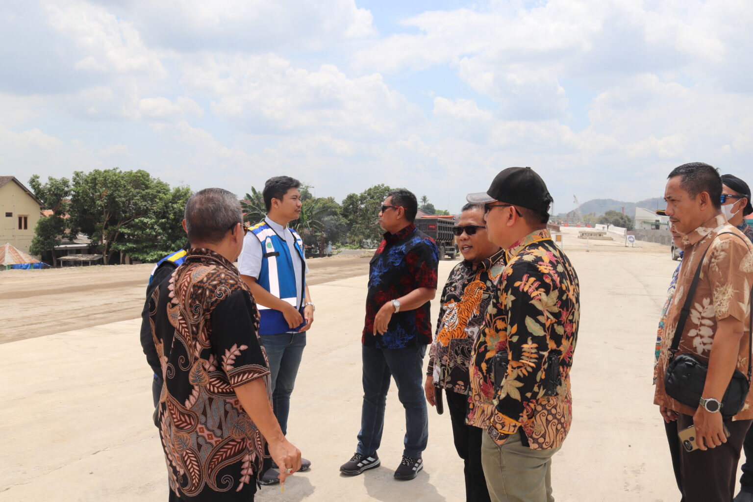 Anggota DPRD Jateng meninjau exit tol daerah Purwomartani, Sleman pada Jumat, 19 September 2025 (foto: DPRD Jateng)